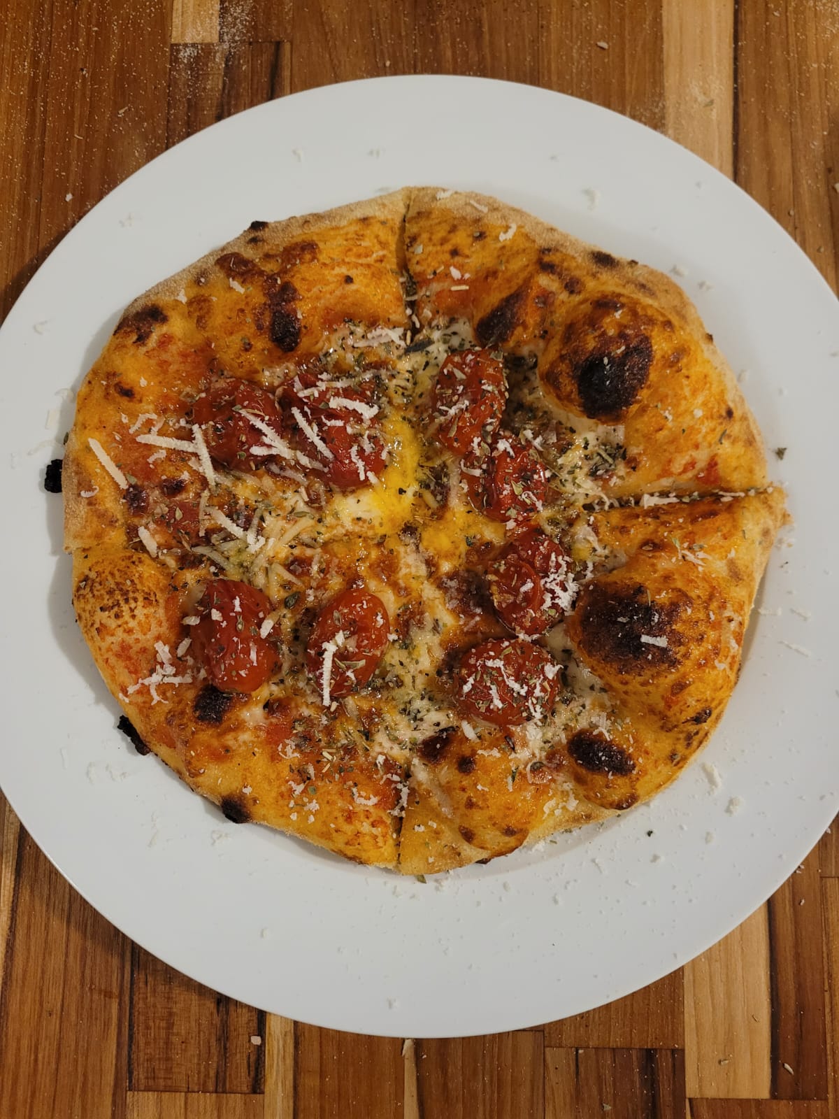 Pizza de rúcula com tomate cereja confit e parmesão